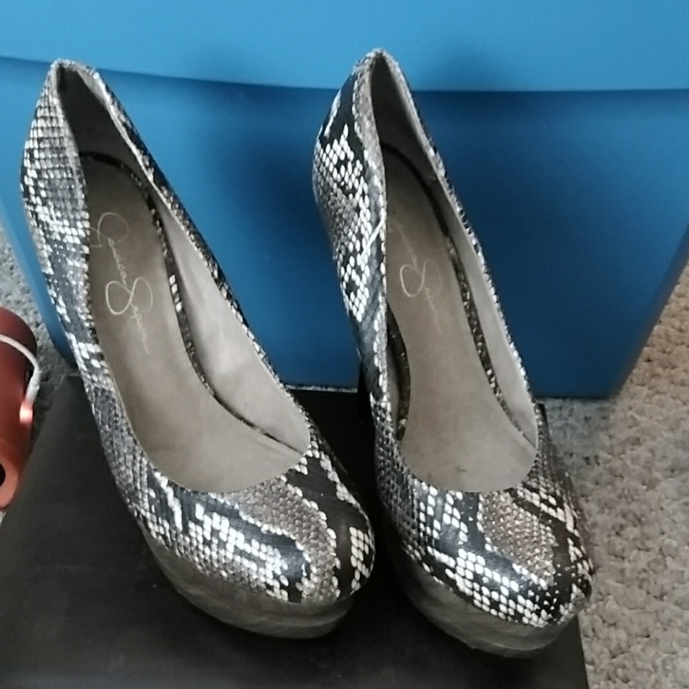 Snakeskin print pumps